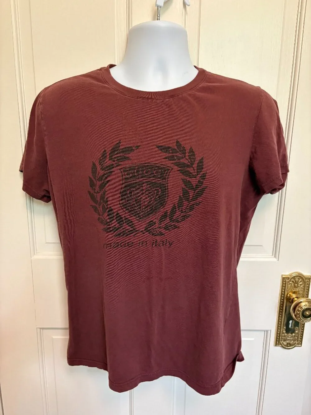 Gucci Made in Italy Men’s T-Shirt Size M Burgundy Graphic Crest Logo Tee
